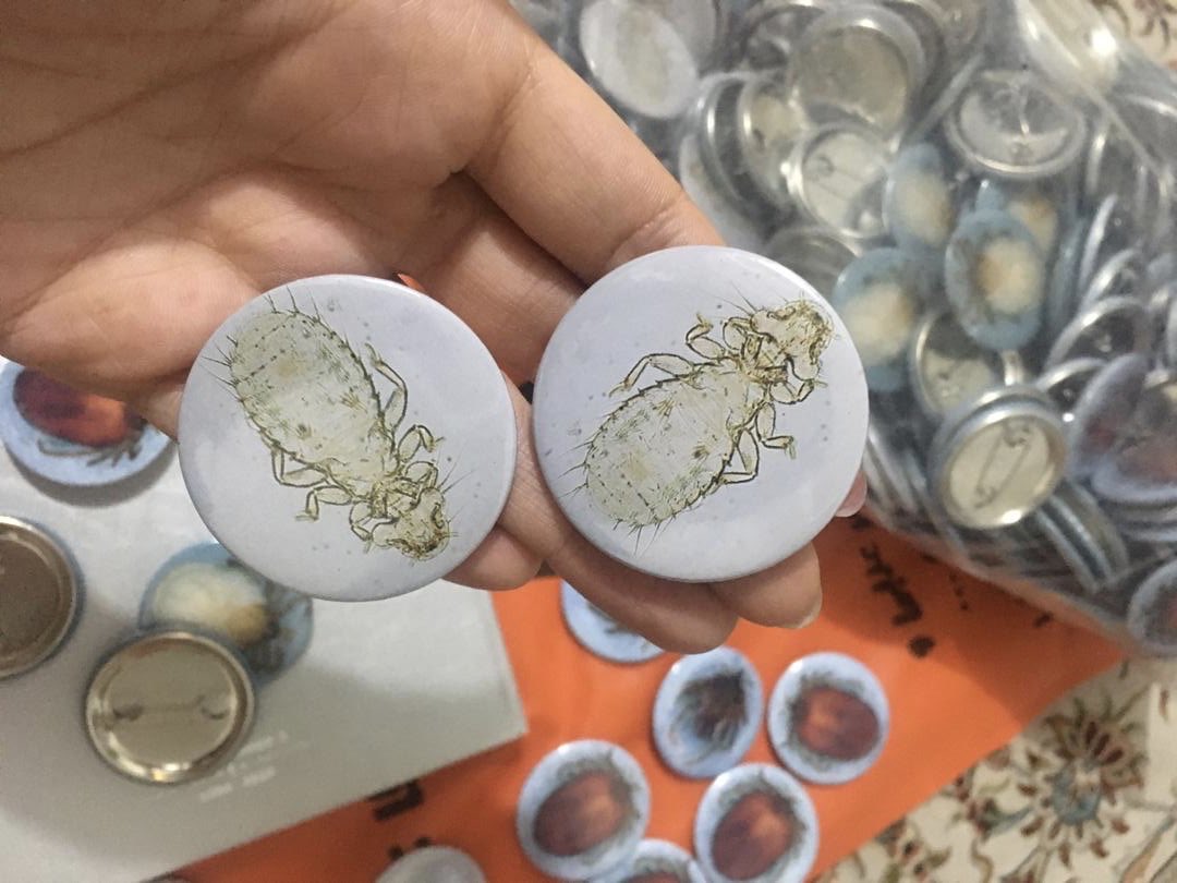 AliHalajian's tweet photo. When right person buys #SciCommPin.
Thanks Dr #AbbasOliyaArdekani for teaching #LeilaAfkhami on chewing #louse #MyrsideaAynazae.
Hope to present our unique #SciCommPins at #EMOP2020 &amp; @ICOPAnhagen2022 &amp; @ICP7China.
#BirdsLice #BirdsParasites #SciComm #SciCommLice #lice #Myrsidea https://t.co/2iqbc7Xom3