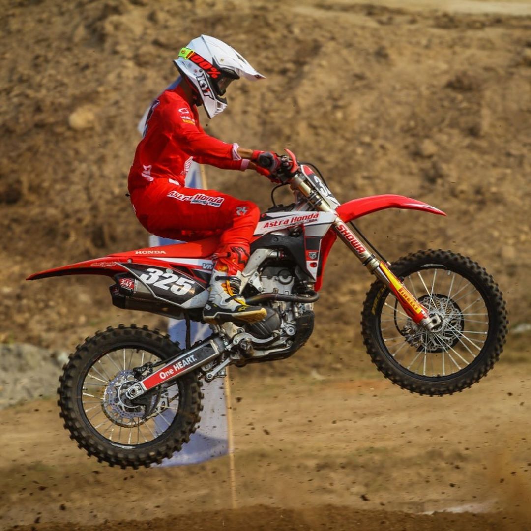 vmx_id's tweet photo. Tampil dengan #Tech10 baru Indianapolis, Delvintor Al-Farizi tercepat di babak kualifikasi kemarin⚡✊🏼 siap untuk merebut kembali podium MX2 Open #Powertrack round-3 hari ini🔥#VMXRiders #vmxsupport
#AlpinestarsProtects #Alpinestars #MX2 #RideWithUs #VMX #VMXid #OnlineMotoshop https://t.co/ZAL30o96yE