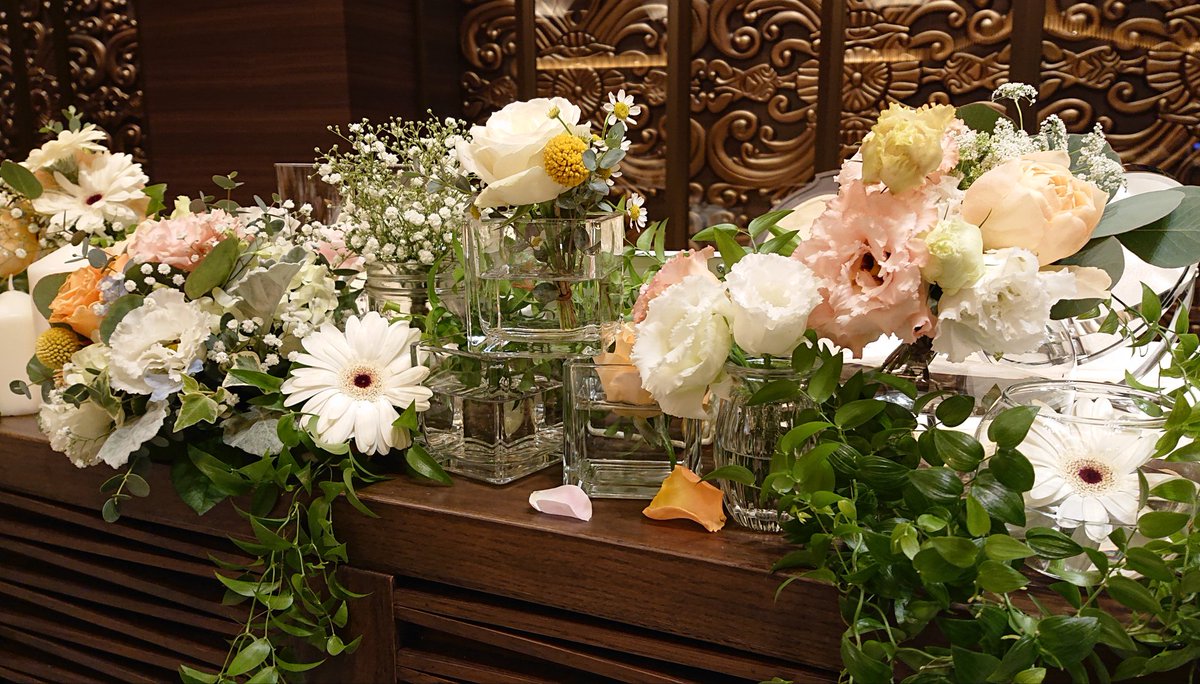 Fleur Matsuyama22時まで配達してます 要予約 בטוויטר 先日の婚礼施工 甘め系 くすみ系 ピンク寄り アプリコットカラーとオレンジグラデーションに白 そして少しのライトブルーでアクセント 花器使い多様なのはいつもの敏腕コーディネーターです 笑 婚礼