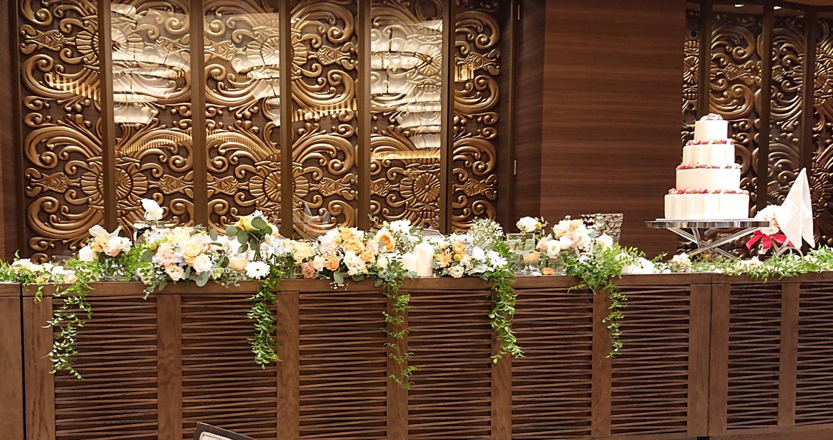 Fleur Matsuyama22時まで配達してます 要予約 בטוויטר 先日の婚礼施工 甘め系 くすみ系 ピンク寄り アプリコットカラーとオレンジグラデーションに白 そして少しのライトブルーでアクセント 花器使い多様なのはいつもの敏腕コーディネーターです 笑 婚礼