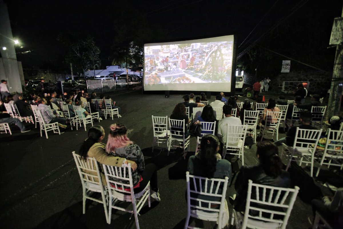 CuernavacaGob's tweet photo. Concluimos el Festival “Tradición Es Cuernavaca” con la proyección de la película “Coco” por Carreta Cine Móvil.

#TradiciónEsCuernavaca #JuntosHacemosCuernavaca #RespiraCuernavaca #Yoga #VivaCuerna #VisitaCuerna #VenaCuerna #EligeCuerna #ViveCuerna #diademuertos #Cuernavaca https://t.co/Sj8R6bX1KQ
