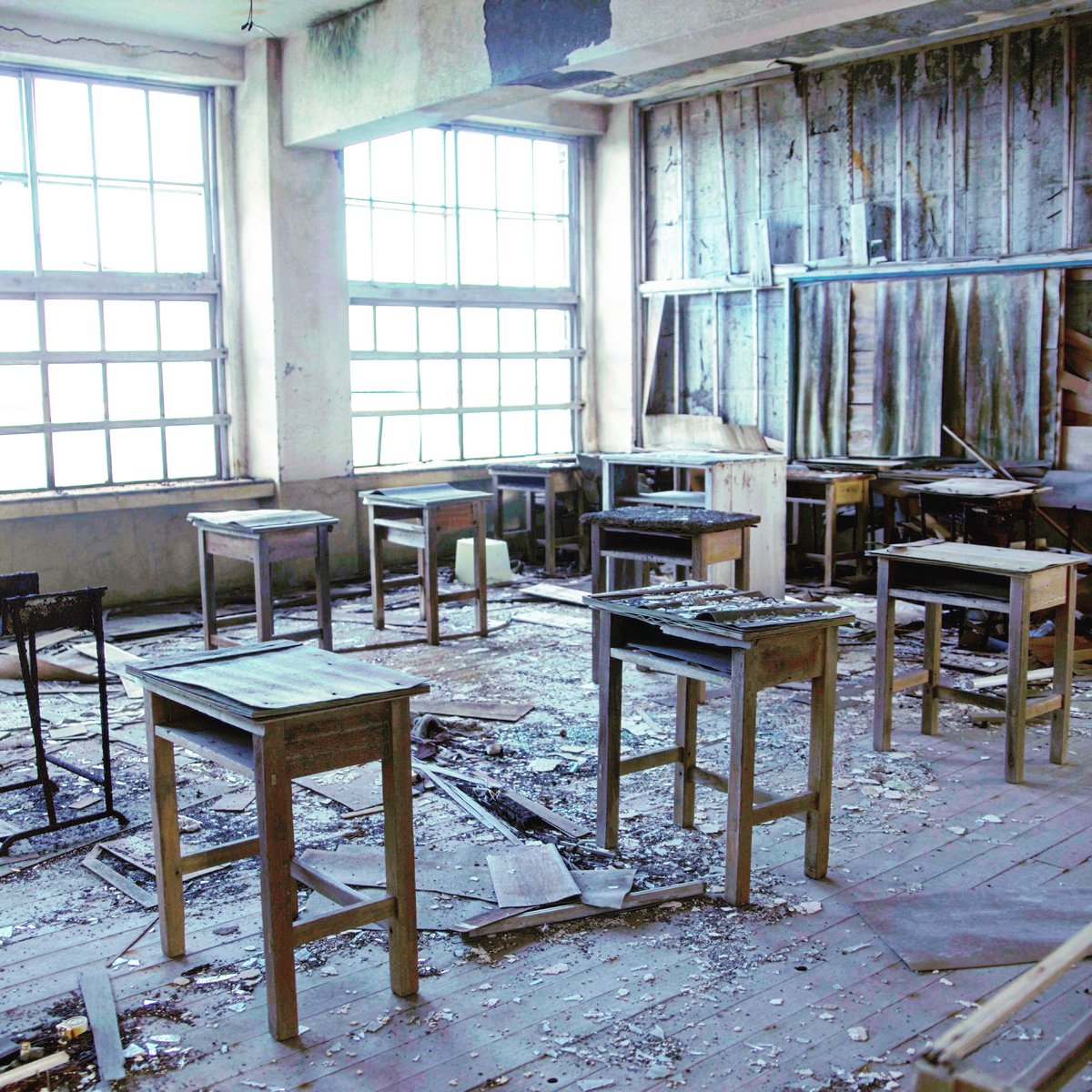 軍艦島デジタルミュージアム 端島小中学校の内部の姿です 教室の床や壁がボロボロになってるのがすごいですね 軍艦島 端島小中学校 教室