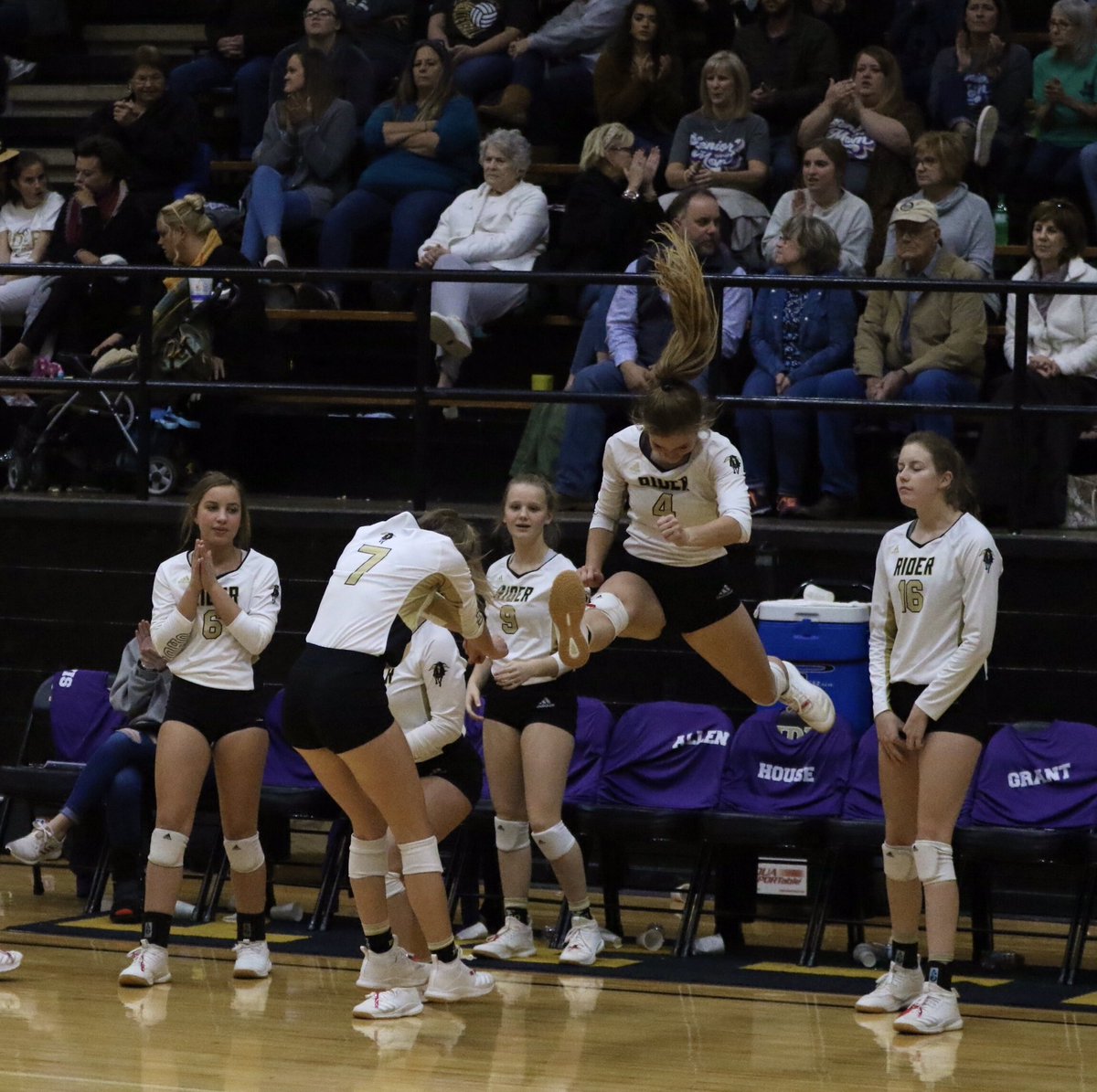 Got those cheerleader moves <a href="/AGbeshear/">Anna Grace Beshear</a> and <a href="/addistahler/">Addi Stahler</a> 😂 <a href="/ROHOVolleyball/">RiderVolleyball</a>