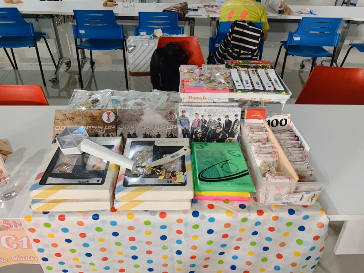 Thingsbox_'s tweet image. ถึงงาน #SMMARKETss3 เรียบร้อยค่า
บูธ C15 ผ้าปูสีขาวลายจุดนะคะ🌈💜💘