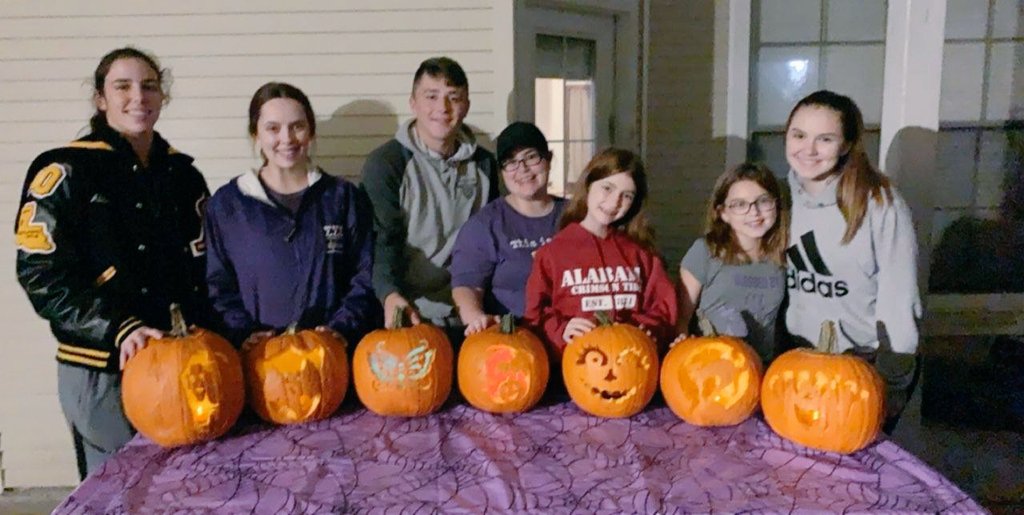carleyrenee4's tweet image. Family pumpkin carving day. 🎃
Life is difficult without my sis everyday, but traditions like this hurt so much 💔 the donate life butterfly mom did came out so good 💜 #missingone