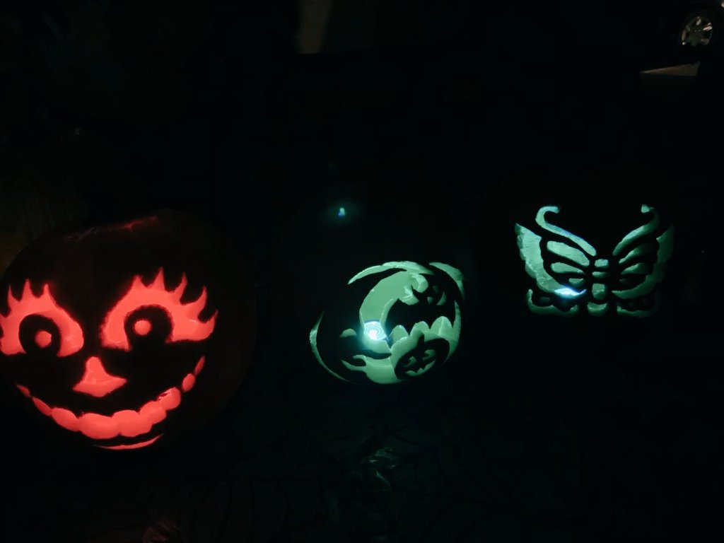 carleyrenee4's tweet image. Family pumpkin carving day. 🎃
Life is difficult without my sis everyday, but traditions like this hurt so much 💔 the donate life butterfly mom did came out so good 💜 #missingone