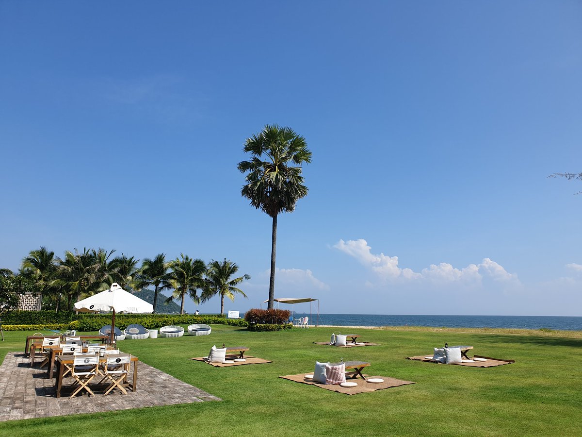 khun_bomb's tweet photo. คาเฟ่ริมหาด แบบเงียบสงบ
บรรยากาศดี ถ่ายรูปสวย ติดริมหาด
ควรค่าแก่การพักผ่อน วันหยุดสบายๆ สามารถไปนั่งกินข้าว ดื่มกาแฟ ชมบรรยากาศ+รับลมทะเล มีทั้ง indoor& outdoor มองดูทะเลแบบผ่อนคลาย
#รีวิวคาเฟ่ #รีวิวหัวหิน #Reviewcafe_TH #อร่อยไปแดก
📍EUREKA BEACH CAFE HUAHIN
🕙OPEN 10:00 AM https://t.co/AdygcoqDQY