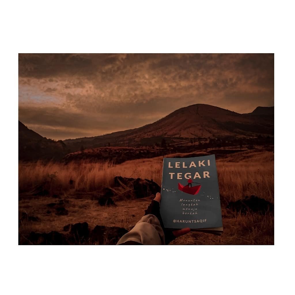 Setiap perempuan selalu mendamba hadirnya seorang pemimpin yang mampu menuntun tulang rusuknya kepada jalan yang Allah ridai. Tanpa salah langkah dalam menuntun. Meski, kerap sekali langkah kaki selalu saja terpeleset sebab alur yang tidak
terduga. #lelakitegar

📸 al_furqon13