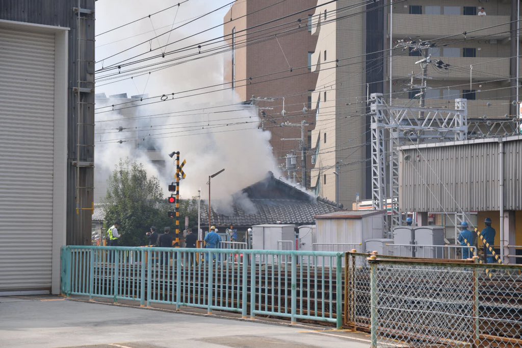 正雀駅付近の民家で火事が起きている現場の画像