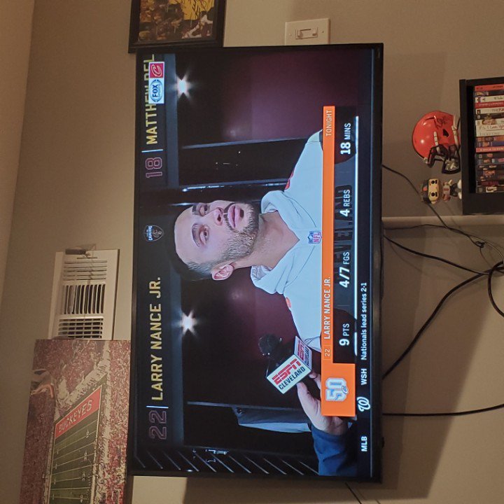 cmarsh4202's tweet image. Yo @Larrydn22 @cavs where did u get that Baker hoodie??????? #needone