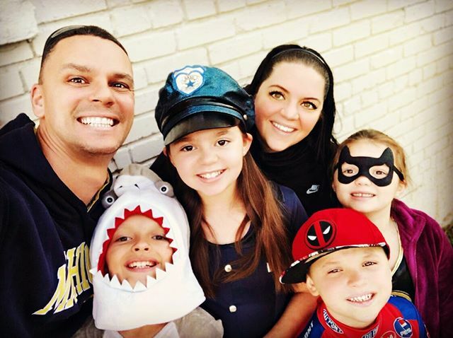 AjaHicks's tweet photo. Family fun night 🎃🕷👻 #halloween #hicksfamilyof6 #celina #texas #onthesquare https://t.co/q1mdK7Wuo8 https://t.co/KzQC9LEdAj
