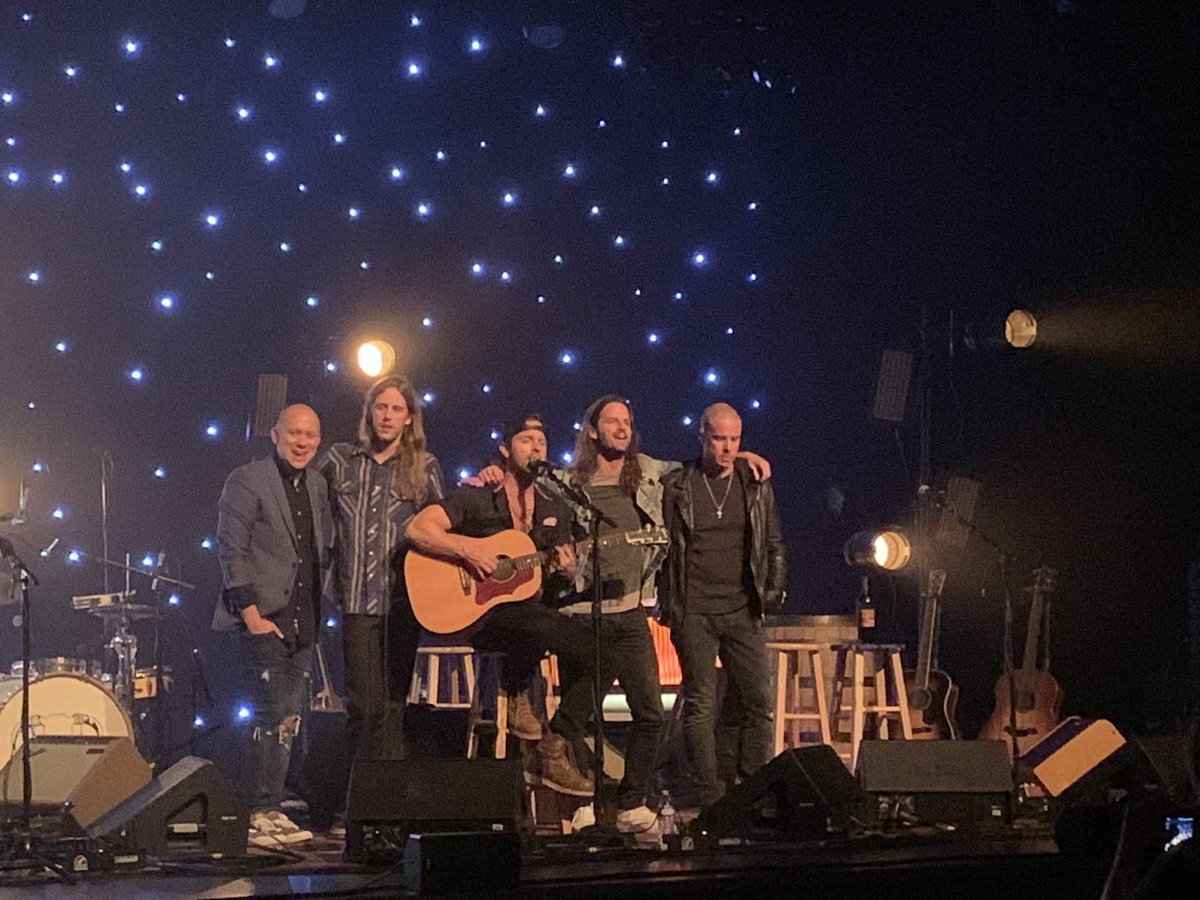 MatthewsJ27's tweet image. This guitar man had a great show in VT tonight! @KipMooreMusic