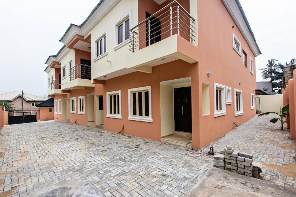 LtdM13's tweet photo. There is executive 4Bedroom terrace duplex with a room bq tastefully finished all the room ensuite in a nice neighborhood gated environment and highly secured area, two in the compound. Ogudu GRA. 

Title Documents: CofO
Price : 70million net give away price. https://t.co/dVTtL05Ccw
