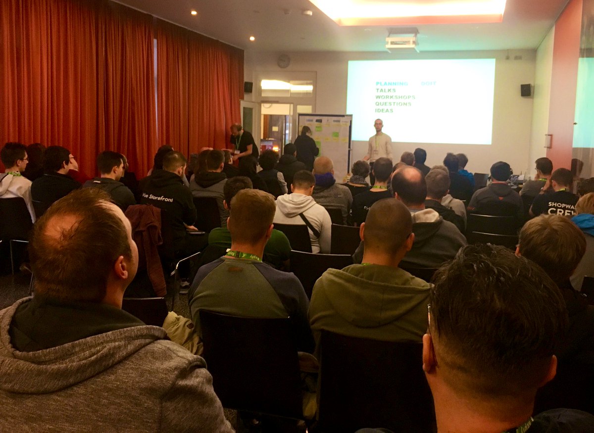 soean's tweet image. Day 2 of #vuecamp starts. Really interesting talks and topics. You don‘t have to be an experienced Vue developer, everyone can participate.