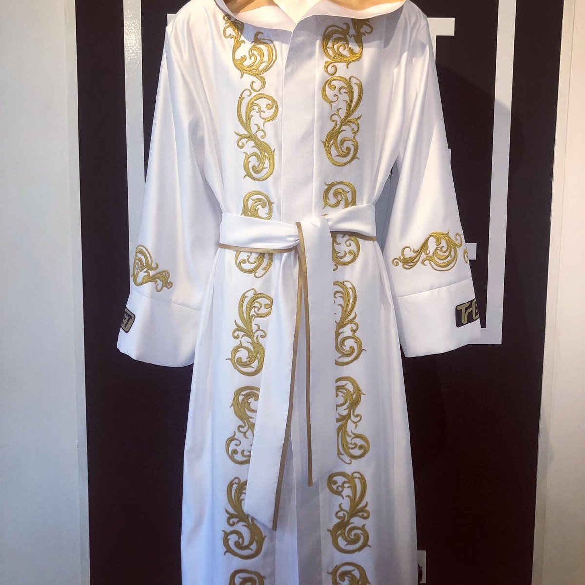 FightLabel's tweet photo. C H I S O R A ⚜️
White and gold regal robe rocking the #O2 @derekwarchisora 
#ChisoraPrice #MatchroomBoxing #SkySports #SkySportsBoxing #DAZN #Boxing #Chisora #WARChisora #TeamChisora #FightLabel #Embroidery #Luxury #Applique #Motif #Guipure #Robe #BoxingRobe #Gown #Silk #Satin https://t.co/RoZEPmrfVV