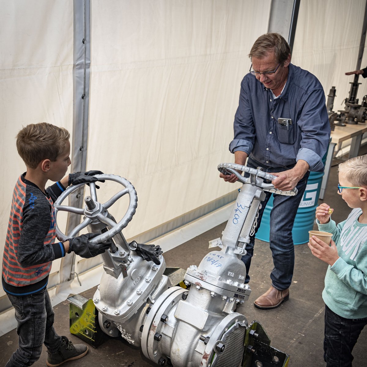 GunvorPR's tweet photo. Op zaterdag 19 oktober jl. vond de #Gunvor Family Day plaats. #GPR/#SOTR medewerkers, vaste contractors en hun gezinnen werden getrakteerd op een leuke dag met entertainment voor jong en oud Het was een hele gezellige dag! #raffinaderij #terminal #teambuilding #familie https://t.co/dkW2kL9kbi