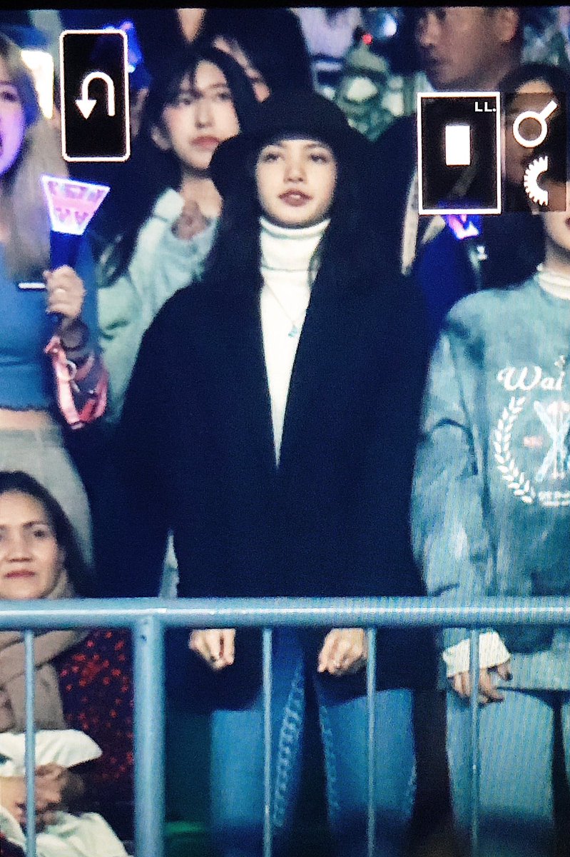 LL_lalisa's tweet photo. 191027 위너 콘서트 

#리사 #블랙핑크 #LISA #BLACKPINK https://t.co/XgLsPzaDD8
