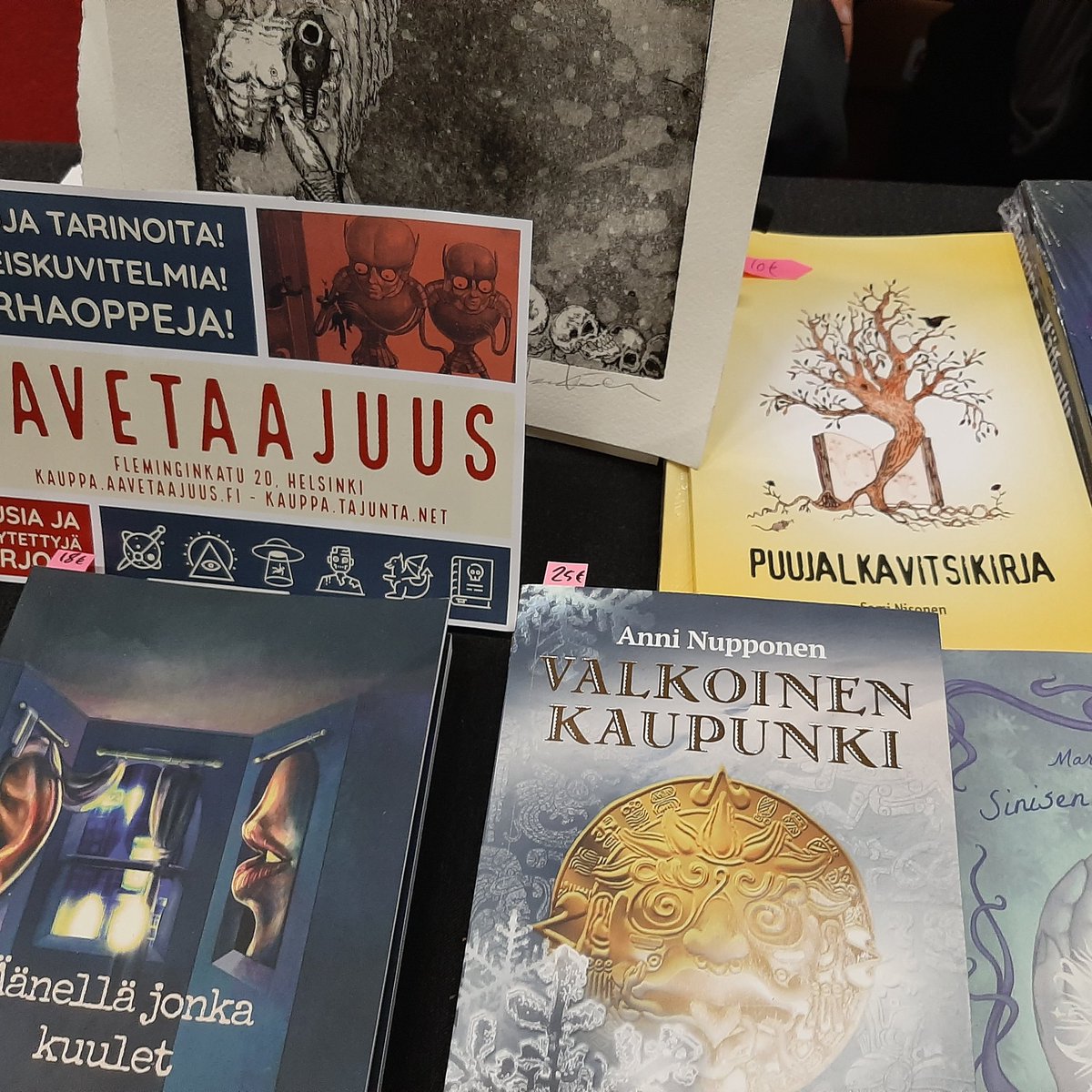 NisonenSami's tweet photo. #Aavetaajuus halusi heille Puujalkavitsikirjaa myyntiin. Kirjamessuilla heidän ständiltä löytyy vielä pari kappaletta.
#kirjamessut #puujalkavitsikirja https://t.co/sHXUDHiC9r