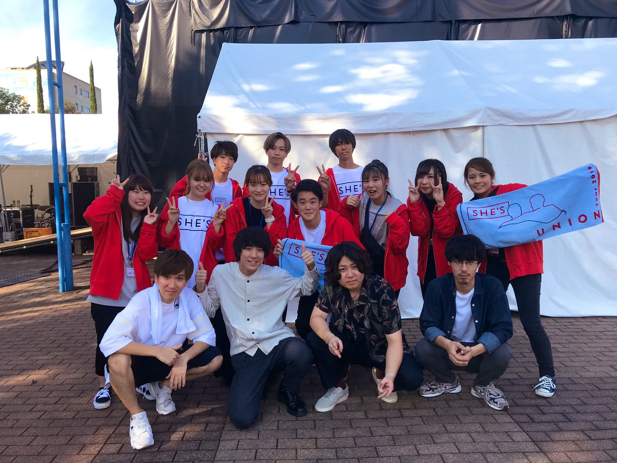 SHE_S_official_'s tweet photo. 尚美学園大学 "尚美祭" @shobi_koho 、2年越しでのリベンジ出演が終了！

秋の晴天の下でのステージは格別でした🌞
集まってくれた方々、実行委員のみんな、どうもありがとうございました✌️

#SHE_S https://t.co/y2ZLKyxAiV