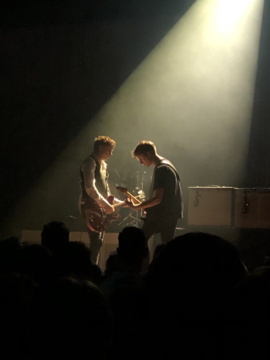 Maroufle316's tweet photo. Merci de nous faire vivre des moments comme ça ���@BandLastTrain ! Encore un concert au top🔥🔥🔥 ! 🤘❤️ 😘 https://t.co/mXyp8prh2T