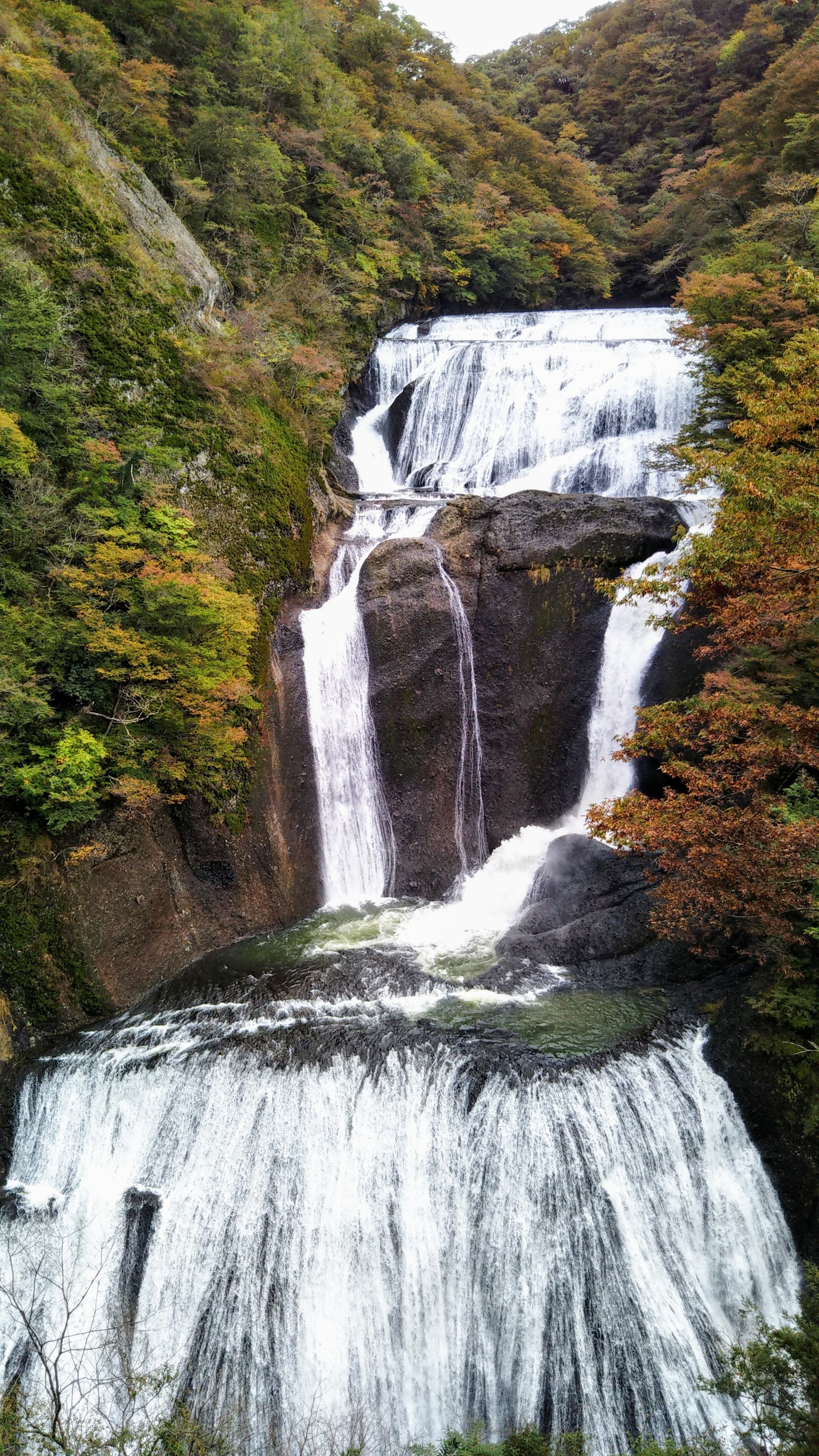 まっちゃん 袋田の滝にやって来ました 紅葉はやはり早いけど 思ったより観光客が来ていて良かった T Co Tz1jqwcfvd Twitter