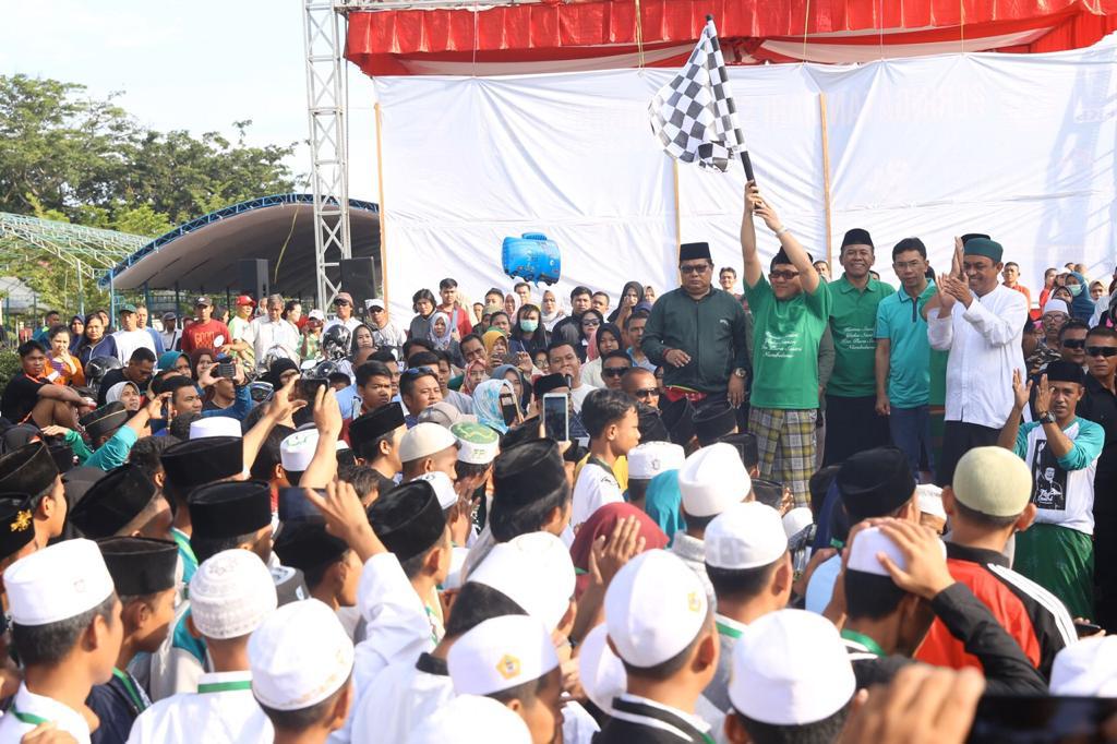 BangJay_sf's tweet image. Ketua Umum @DPP_PKB A Muhaimin Iskandar @cakimiNOW melepas secara resmi jalan sehat sarungan bersama santri&amp;amp;warga di Kota Palu, Sulawesi Tengah, Minggu 27 Okt 2019.

@FraksiPKB @EmHasanuddin @Jazilul_Fawaid @hanifdhakiri @idafauziyah

#HariSantriNasional
#PanglimaSantriNusantara