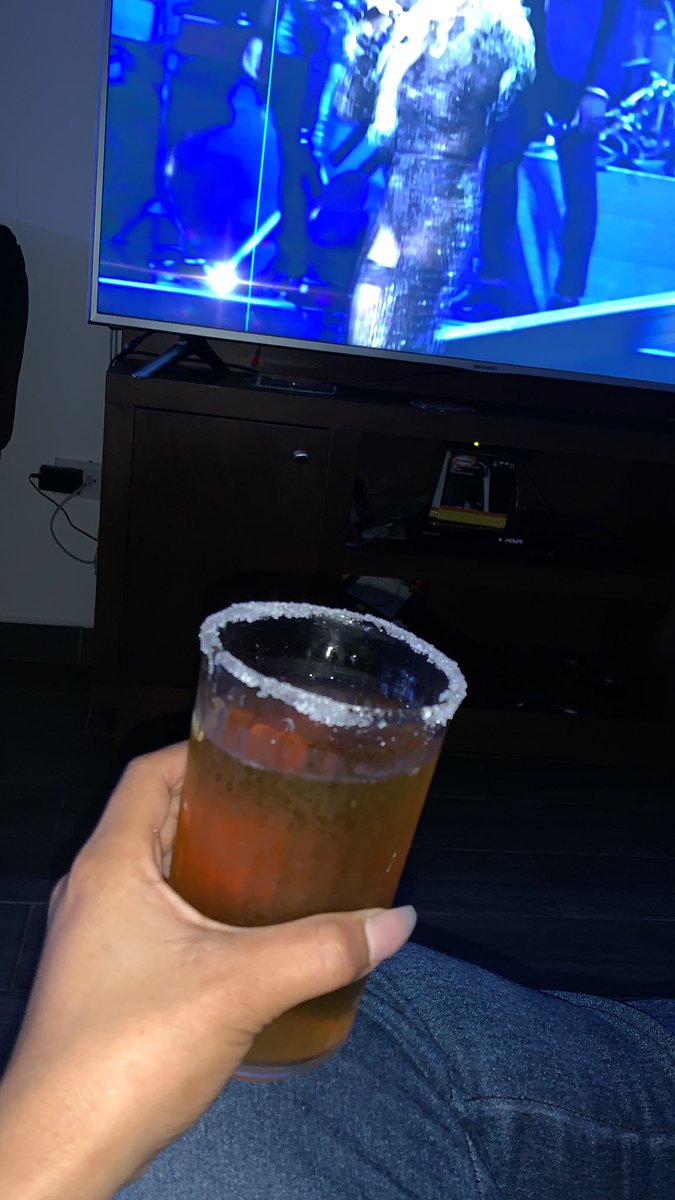 TeyesJessica's tweet photo. Una por ti mi @GloriaTrevi  amo tu música tus conciertos ..#salud 🍻🎤 https://t.co/42a3mvU4UD