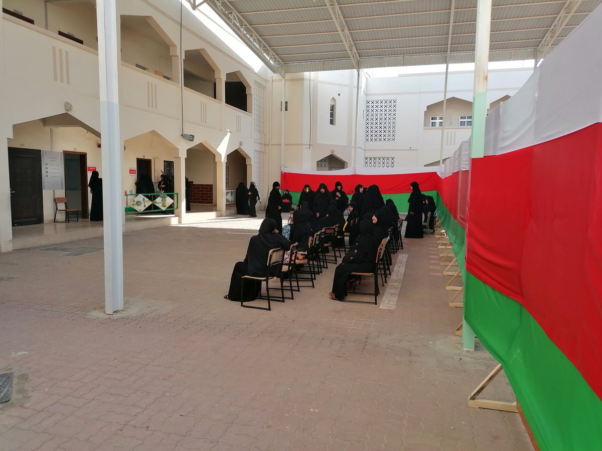 ibriroy's tweet photo. تسير العملية الانتخابية في مركز الرشاد الانتخابي في ولاية ينقل  كما خطط لها بكل سهولة ويسر   باستخدام أجهزة التصويت الآلي جهود تبذلها لجنة التصويت ولجنة التنظيم  لتوجيه الناخبين شكرا لسعادة الشيخ سيف المعمري  والي ينقل على متابعته المستمرة لسير العملية الانتخابية https://t.co/tPNOZSrlSv