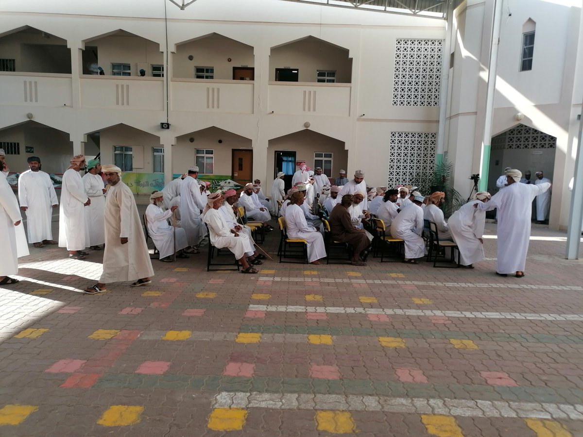 ibriroy's tweet photo. تسير العملية الانتخابية في مركز الرشاد الانتخابي في ولاية ينقل  كما خطط لها بكل سهولة ويسر   باستخدام أجهزة التصويت الآلي جهود تبذلها لجنة التصويت ولجنة التنظيم  لتوجيه الناخبين شكرا لسعادة الشيخ سيف المعمري  والي ينقل على متابعته المستمرة لسير العملية الانتخابية https://t.co/tPNOZSrlSv