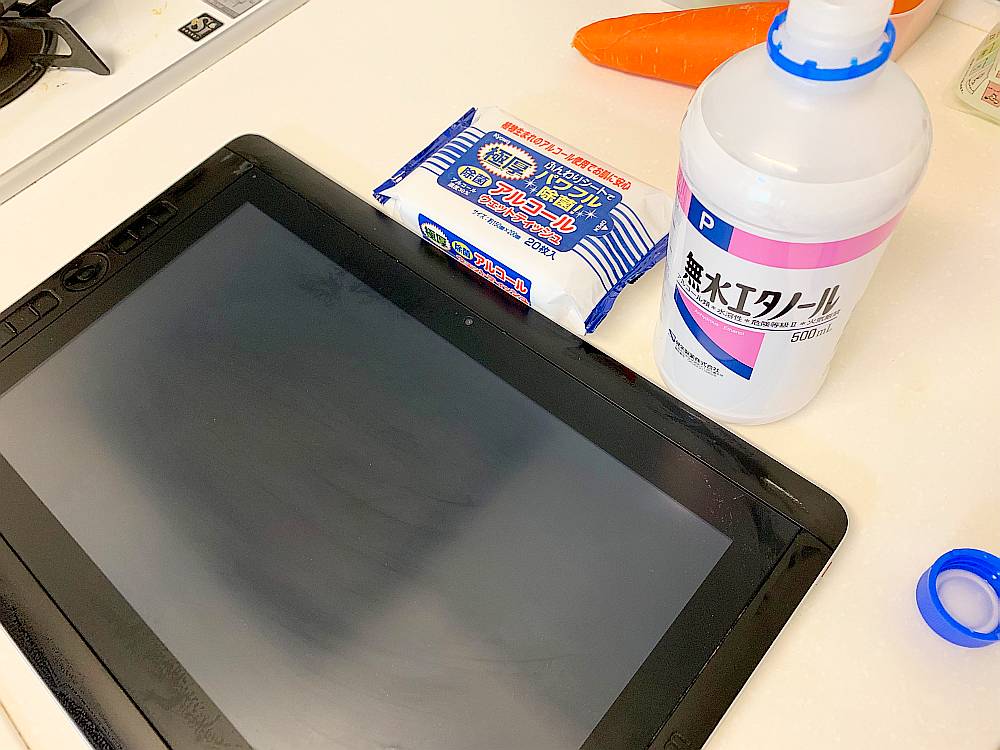 セイ 古い液タブの 外周のゴム部分が劣化してベッタベタになってたのが一発で解消した 用意したもの 除菌ティッシュ 無水エタノール ニンジン やりかた １ 無水エタノールを除菌ティッシュに垂らす ２ ゴムの部分を力いっぱい拭く