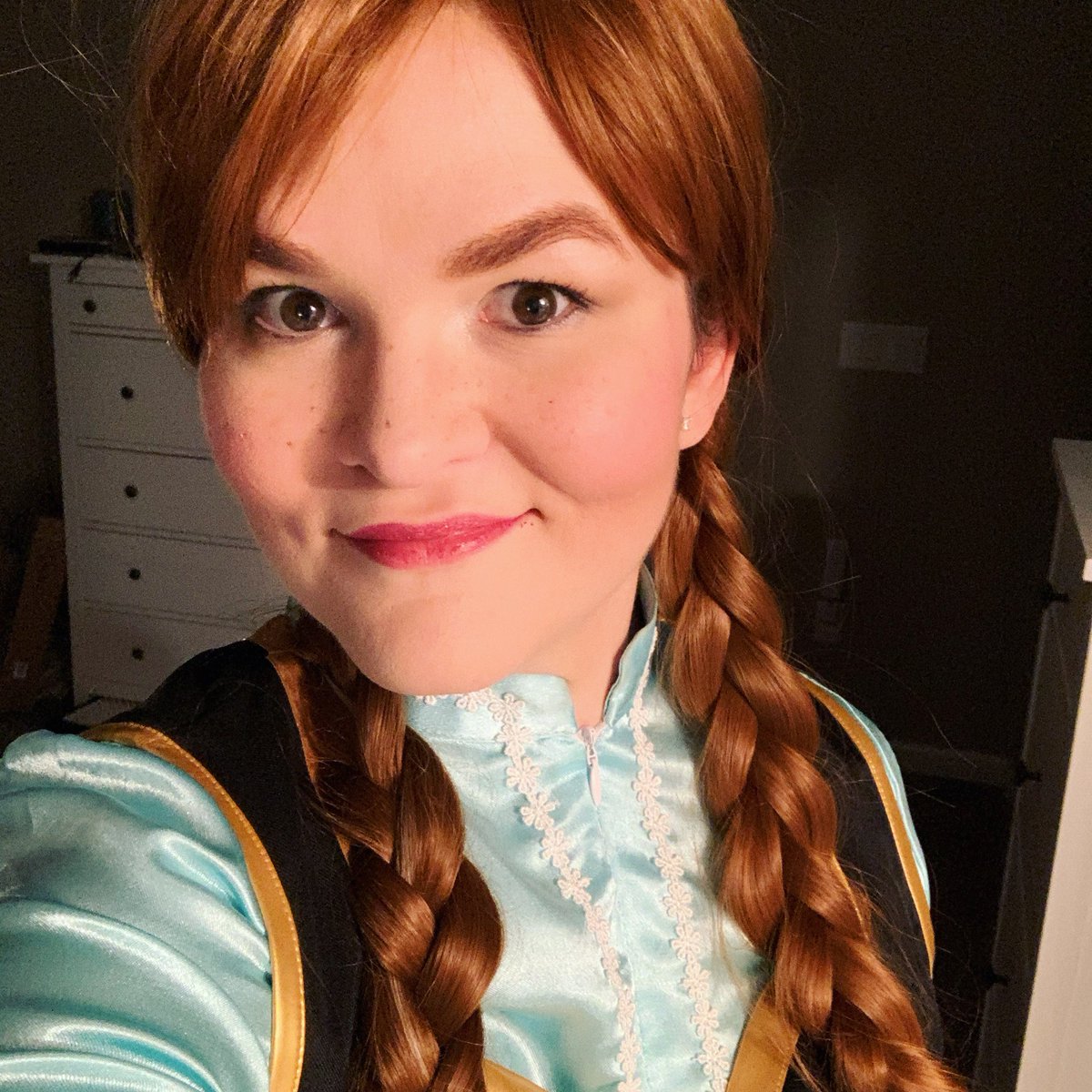 Do you wanna build a snowman ⛄️??? #disneyfrozen #disneyfrozenanna #annacosplay #annacosplayer #cosplayselfie #doyouwannabuildasnowman #disneylover #disneyhalloween #frozenhalloween #disneyprincess #perkygeek #theperkygeek