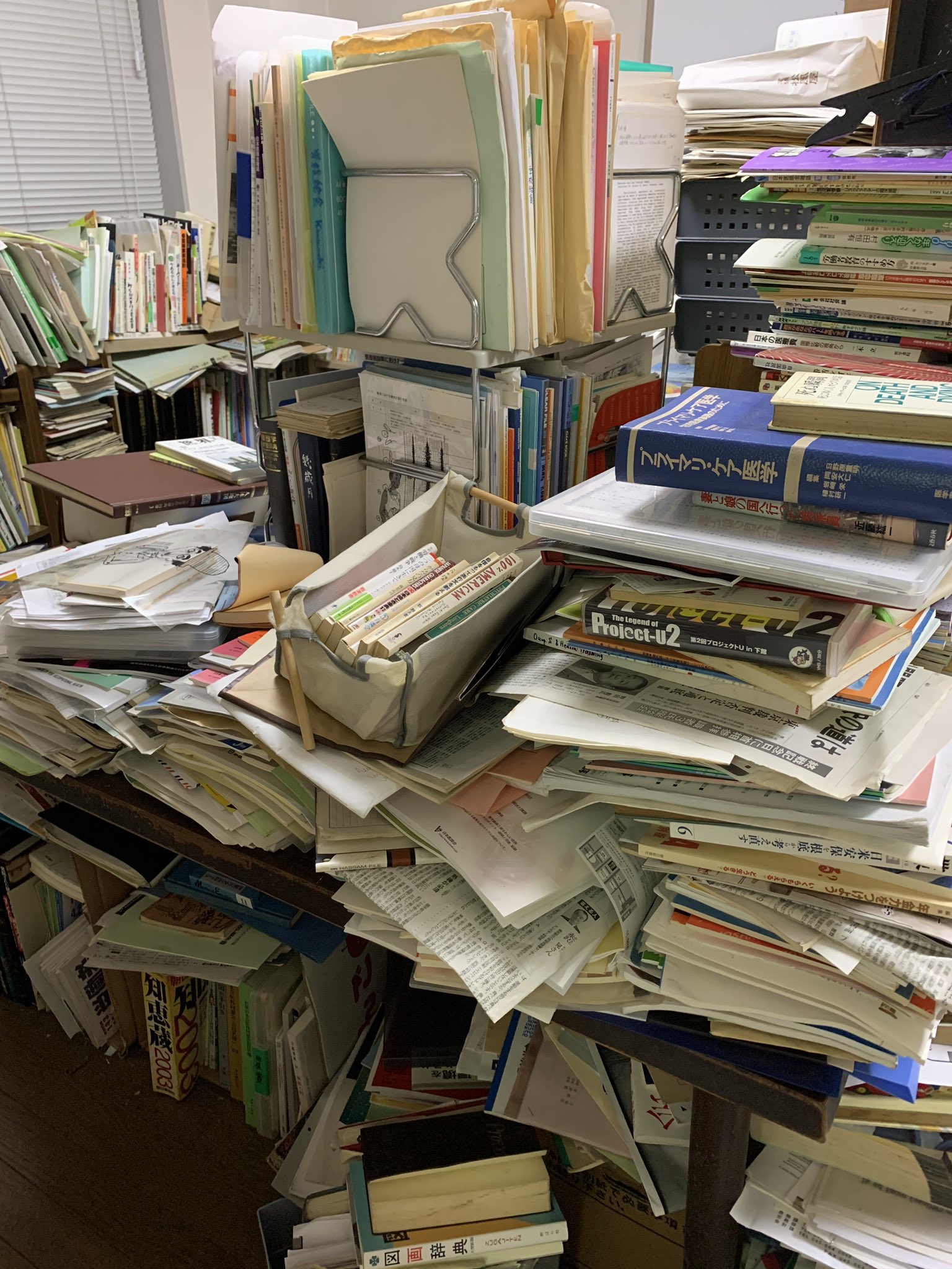 O Xrhsths 天明晃太郎 Sto Twitter 実家の本の山を片付けようと思ったが途方にくれるしかない 別の部屋にも何倍もあるし 父親の本 好きはわからないでもないが本を大事にしてるわけじゃないのな 本を買うのが好きなんだろうな しかし どうしたものか Https T