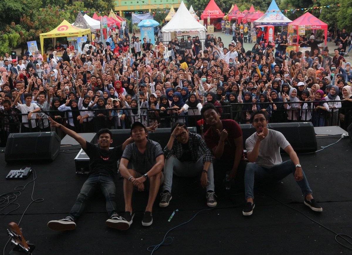 BasicEvltn's tweet photo. Terimakasih buat kalian yang masih tegak berdiri dan bersenang-senang dengan kami walaupun di bawah teriknya sinar matahari kemarin siang. Sampai jumpa lagi SMAN 9 Tangerang! Senang bisa mengenal kalian! 🙌🏼 https://t.co/5uyumiRjm5