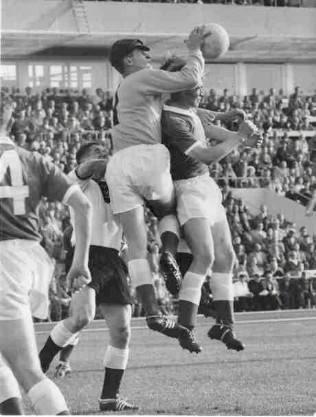 Happy birthday to legend and hero Harry Gregg ( 