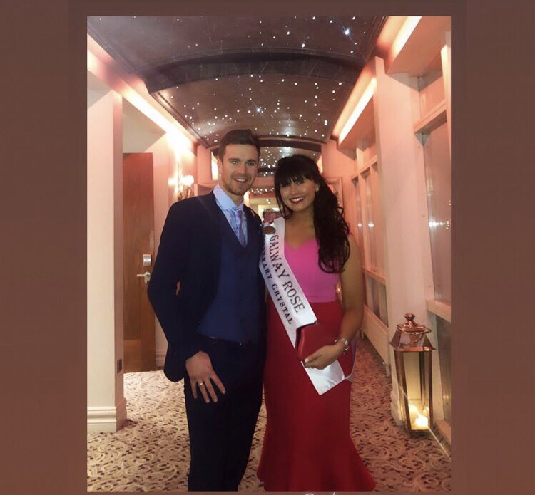 GalwayRose_'s tweet photo. Back at the @rosehoteltralee for a fantastic reunion weekend 💕 Thanks for looking after our lovely Roses & Escorts..❤️❤️ We are very grateful to #GalwayRose Órla’s sponsors too #hairat74 💇🏻♀️ @NBNGalway 💅🏻 @catwalkhq ☀️ #gunadeas @loughreaonline 👗 & #glitzibitz 👛#galway #kerry https://t.co/9tkdCRSjiv