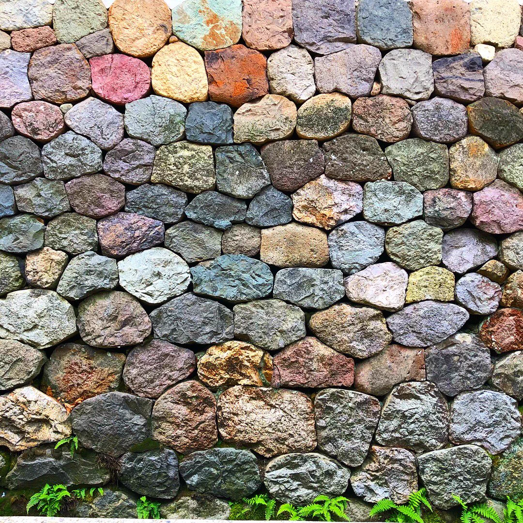 金沢観光中に見つけた石垣が色とりどりでとてもきれい！！！