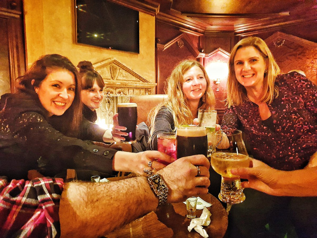 KCBKerry's tweet image. Sláinte...its smiles all round 🤩 Our @MeetInIreland #Top35Under35 @CITmagazine A'List #UKEventProfs enjoying a nightcap after a wonderful afternoon &amp;amp; evening on this weekend's #MakeItIreland #MeetInKerry destination showcase ☘ @Failte_Ireland @ATouchOfIreland