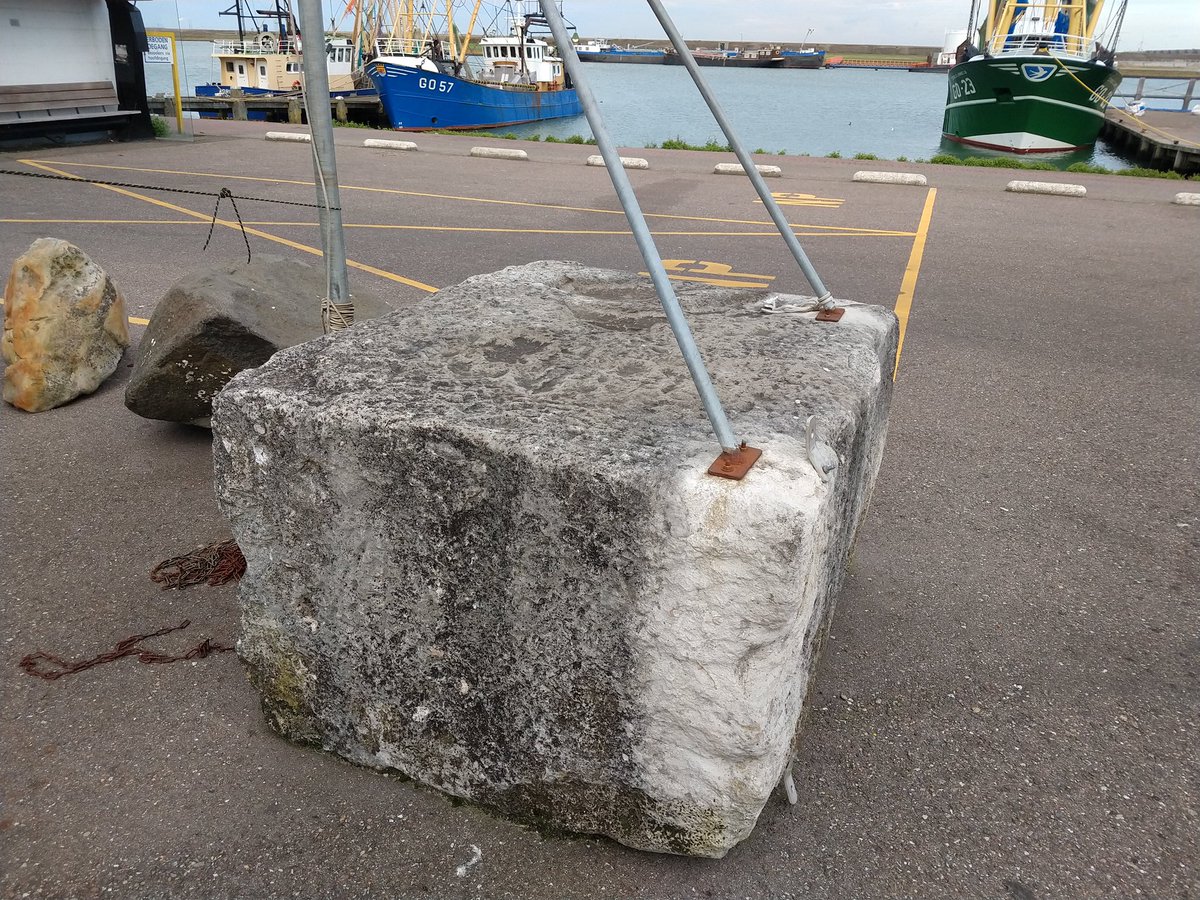 Ik zag gisteren deze stenen in Stellendam. Die zouden van het Romeinse fort #Brittenburg bij #Katwijk zijn en door boomkorvissers opgevist. Toevallig was ik met een archeoloog die bevestigde dat dit zeer wel #Romeins kan zijn. Klopt dat? <a href="/awn_archeologie/">AWN - Nederlandse Archeologievereniging</a> <a href="/RCE_erfgoed/">Rijksdienst voor het Cultureel Erfgoed</a>?