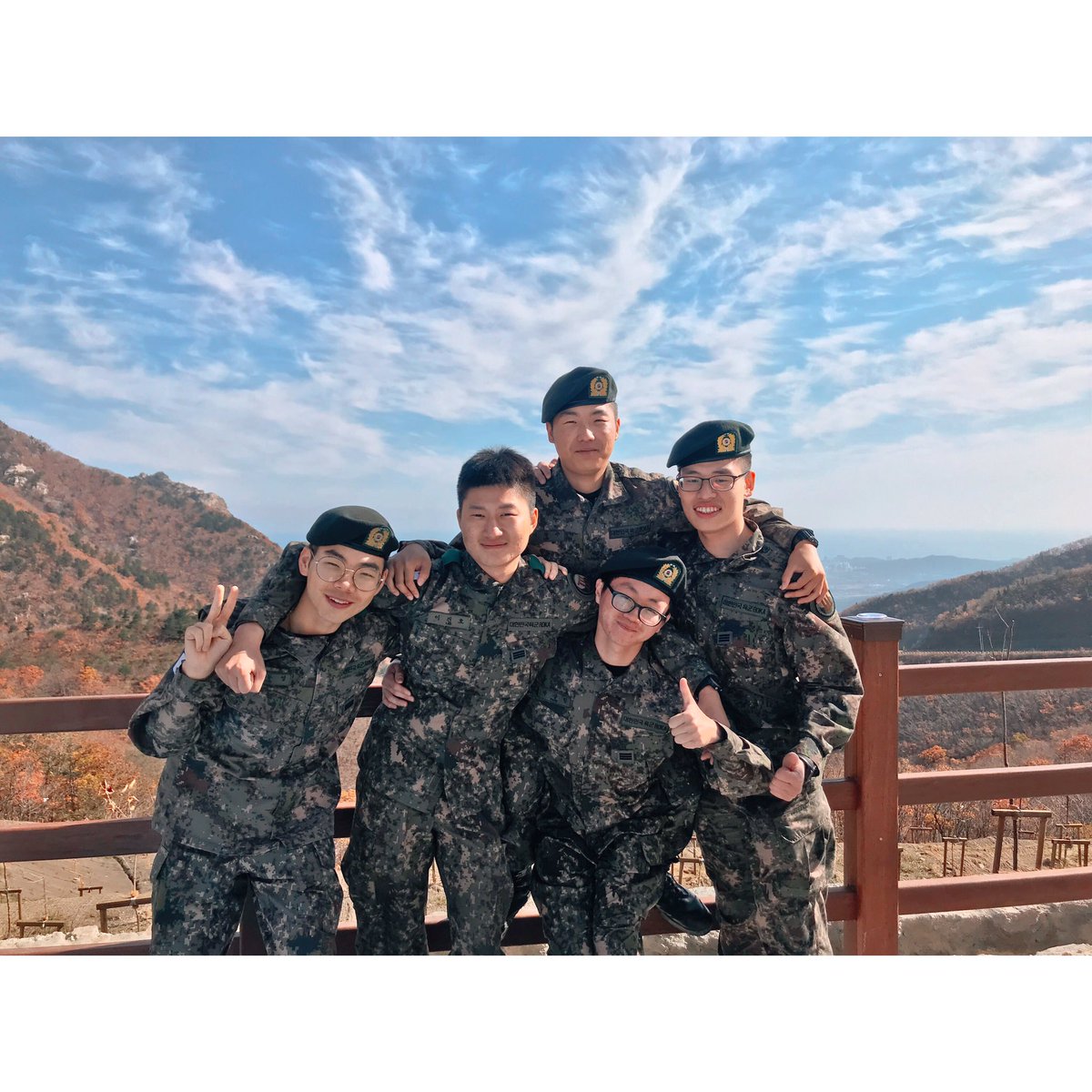 Jackson_lee_99's tweet photo. 軍隊の友達たちと😍

#海
#韓国
#韓国人
#仲良くしてくれる人RT
#韓国人でも仲良くしてくれる人 https://t.co/DvdwBDaGBM