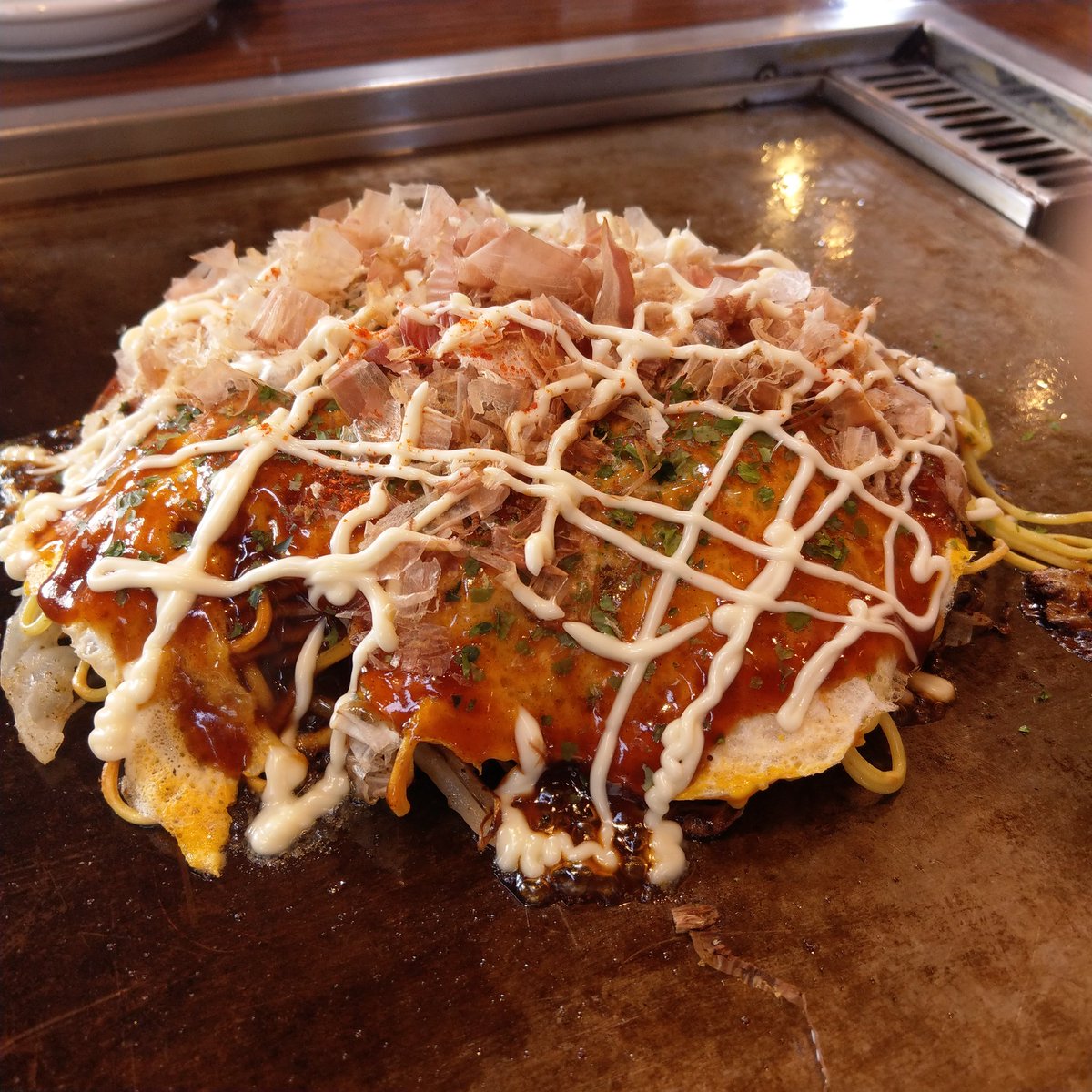 木下 英明 今日のお昼は 近くにある のむら へ行ってお好み焼き もんじゃ 関西風まで取り揃えがあるけれど 広島焼きをチョイス 出てきたのを見て思わず 小さっ 他店のものより小さく感じました 付け合わせにはおにぎり をタベました