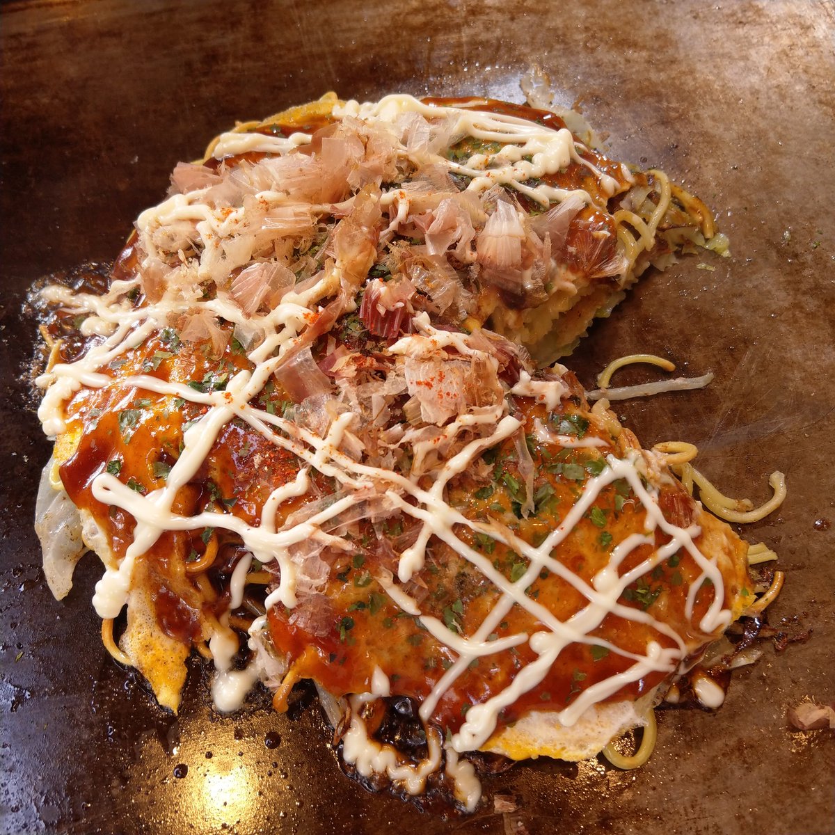 木下 英明 今日のお昼は 近くにある のむら へ行ってお好み焼き もんじゃ 関西風まで取り揃えがあるけれど 広島焼きをチョイス 出てきたのを見て思わず 小さっ 他店のものより小さく感じました 付け合わせにはおにぎり をタベました