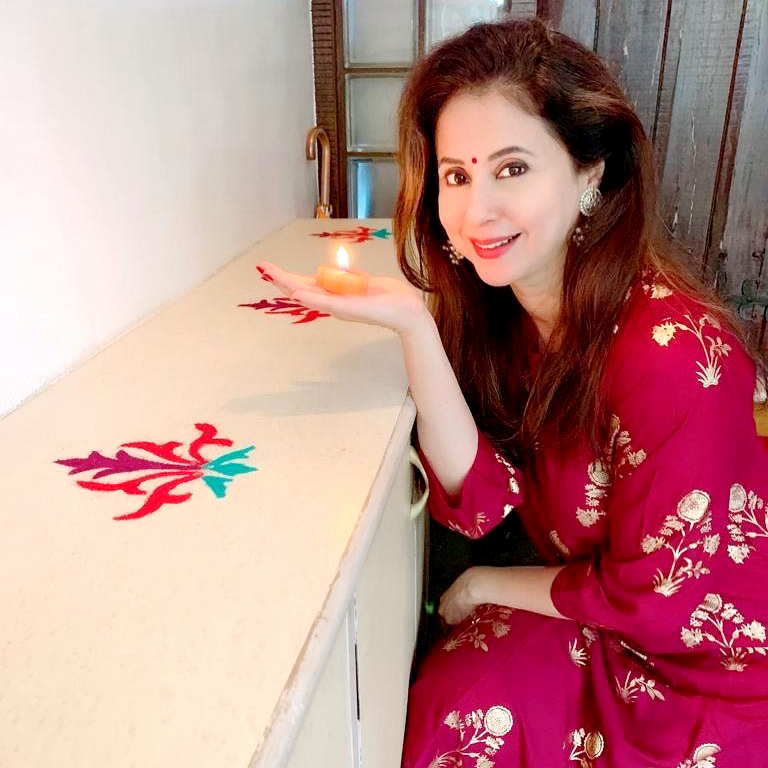 UrmilaMatondFan's tweet photo. Wishing you all a very happy, prosperous and glorious Diwali #HappyDiwali from the ever gorgeous #UrmilaMatondkar💕💕💕

#Bollywood #BollywoodActress #FestivalofLights https://t.co/pPQTDtW6RU