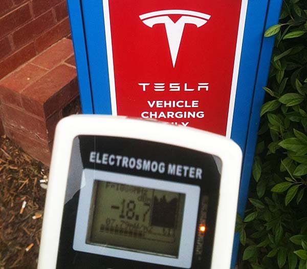 EksCat's tweet image. Watch out for #Tesla chargers. I measured this #deathbox pumping out a brain-frying 12mW/m2, which is like standing right next to a cell tower. Is a guest sleeping behind this hotel room wall? Wake now or sleep forever.

#Stop5G #WeDoNotConsent #Thrifty #electriccars