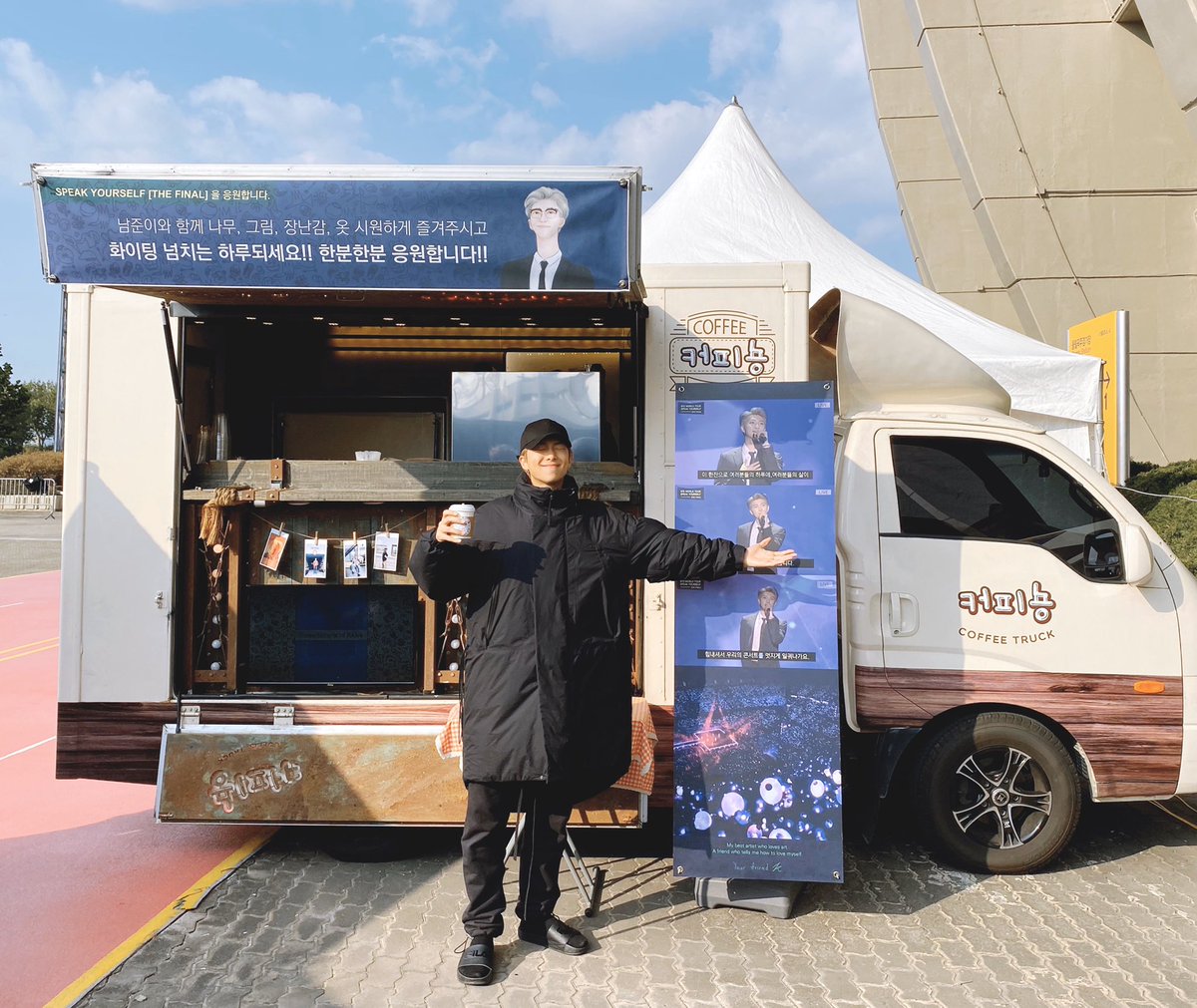 BE_BTSGALAXY's tweet photo. @BTS_twt • 271019 | twt | @BTS_twt •
🇫🇷
Voiture de café envoyée par un hyung proche a moi ☕🥤
Merci 😁😁
#Rkive #SelfMadeSticker
🇳🇱
Koffieauto gestuurd door een hyung dichtbij mij ☕️🥤
Bedankt 😁😁
#Rkive #SelfMadeSticker https://t.co/gBNMwXbzvP