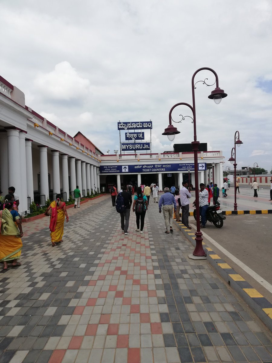 Rajbsv's tweet image. Btfl heritage #MysuruRlyStn! Wondrfl maintnnce, cleanliness, grnry, pedestrian walkways, seating on #PFs, affordable parking rates, #RPFhelp bt regret no elevator 2take hvy loads, Sr.Ctzns 2othr #PFs. #Parking for 1hr is ₹20/- whereas @SCRailwayIndia
&amp;gt; 8mins is ₹300,1hr-₹500.