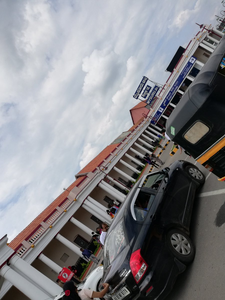 Rajbsv's tweet image. Btfl heritage #MysuruRlyStn! Wondrfl maintnnce, cleanliness, grnry, pedestrian walkways, seating on #PFs, affordable parking rates, #RPFhelp bt regret no elevator 2take hvy loads, Sr.Ctzns 2othr #PFs. #Parking for 1hr is ₹20/- whereas @SCRailwayIndia
&amp;gt; 8mins is ₹300,1hr-₹500.