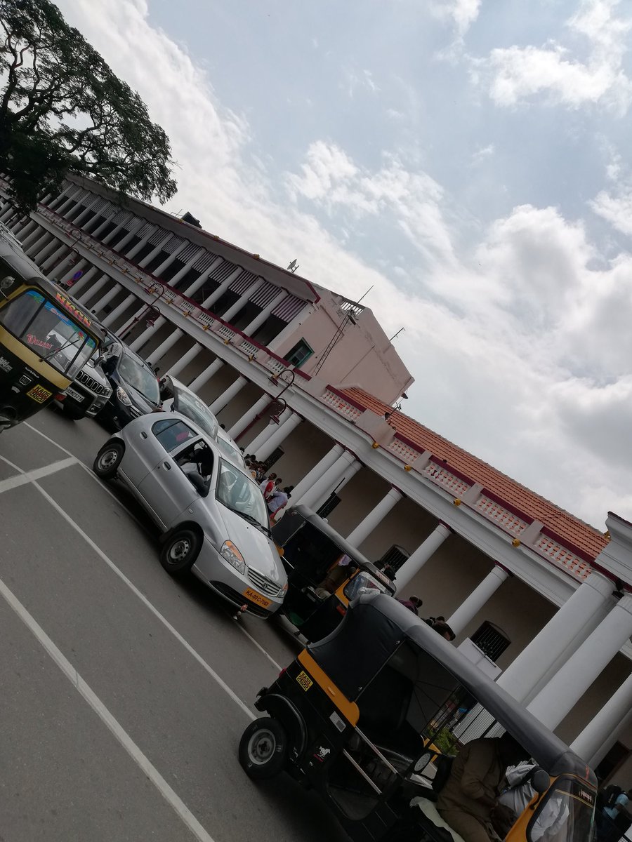 Rajbsv's tweet image. Btfl heritage #MysuruRlyStn! Wondrfl maintnnce, cleanliness, grnry, pedestrian walkways, seating on #PFs, affordable parking rates, #RPFhelp bt regret no elevator 2take hvy loads, Sr.Ctzns 2othr #PFs. #Parking for 1hr is ₹20/- whereas @SCRailwayIndia
&amp;gt; 8mins is ₹300,1hr-₹500.
