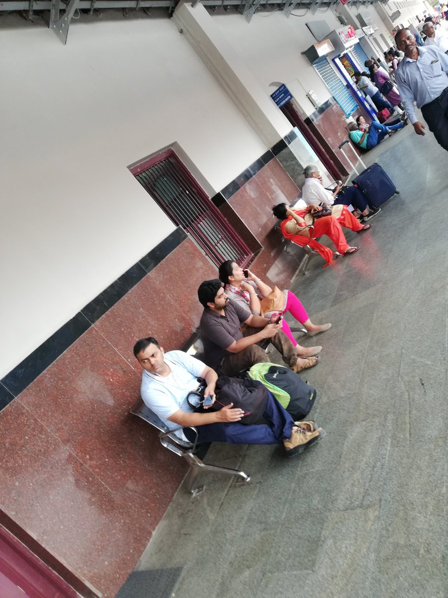 Rajbsv's tweet image. Btfl heritage #MysuruRlyStn! Wondrfl maintnnce, cleanliness, grnry, pedestrian walkways, seating on #PFs, affordable parking rates, #RPFhelp bt regret no elevator 2take hvy loads, Sr.Ctzns 2othr #PFs. #Parking for 1hr is ₹20/- whereas @SCRailwayIndia
&amp;gt; 8mins is ₹300,1hr-₹500.