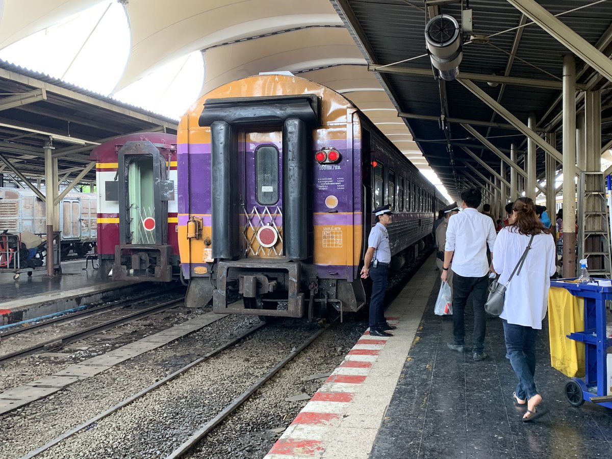 Now it is time to undertake last part of the journey – to go from Bangkok Hua Lamphong to Saphan Kwae Yai (River Kwai Bridge). Trains towards Kanchanaburi start from Bangkok Thon Buri station. So, I boarded Sungai Kolok Rapid service to catch the train at Taling Chin Junction. &ndash; bei  สถานีรถไฟกรุงเทพ (หัวลำโพง) Bangkok Railway Station SRT1001
