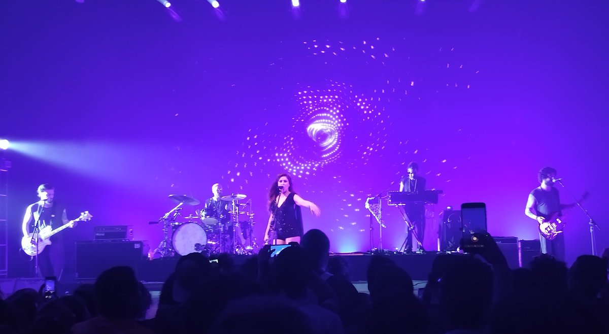 isislove_gdo's tweet photo. Puta que pariu, @Pitty rainha do rock brasileiro sim 🤧🥺💕🔥 #turnematriz @Fundicao #rj https://t.co/Y90JT6DepM